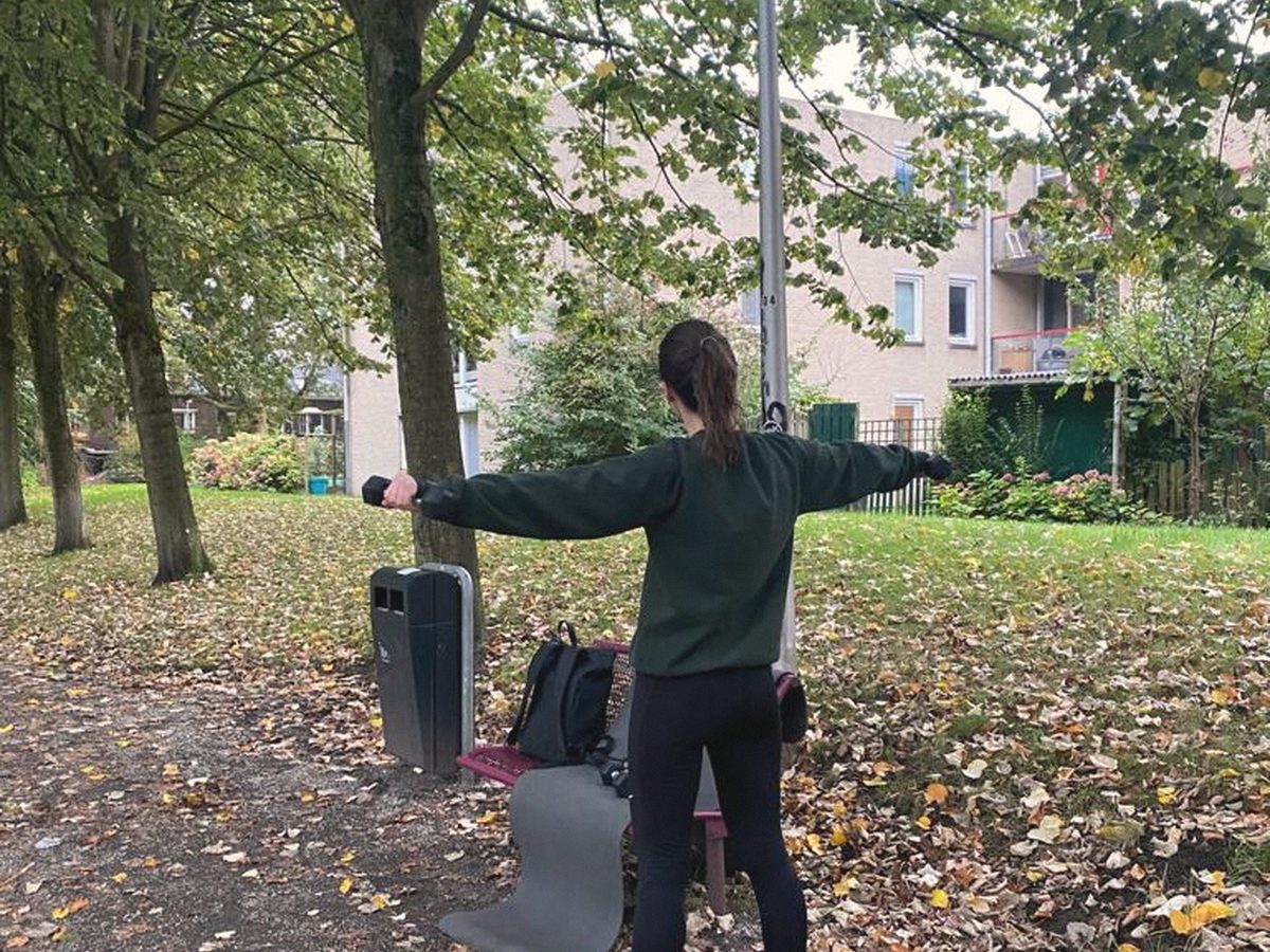 Iemand traint met een weerstandsband in een park